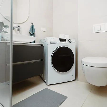 Stylish - 5 Mins To Old Town Apartment *