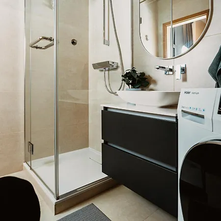 Stylish - 5 Mins To Old Town Apartment